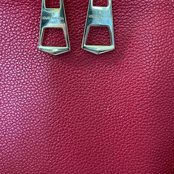 Authentic LV V Tote MM Rouge in Monogram With strap - Picture 4 of 15